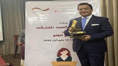 تسليم درع الفوز في مسابقة 