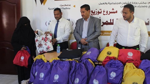 توزيع هدية منظمة المرأة العربية للنازحات اليمنيات صباح اليوم
