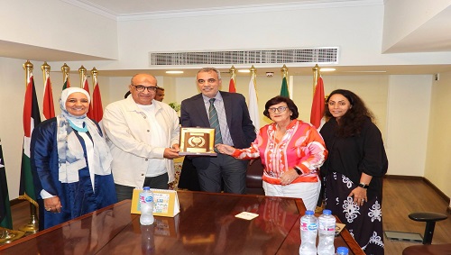يحتفي بالمستشار إيهاب علي، مدير الشؤون المالية والإدارية بمناسبة قرب انتهاء فترة عمله وبلوغه سن التقاعد